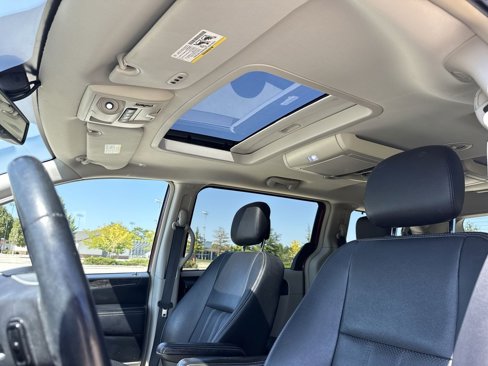 Used 2016 Chrysler Town & Country Touring-L image 20