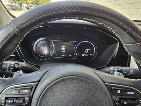 Used 2022 Kia Niro EX image 26