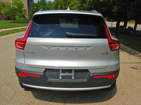 Used 2025 Volvo XC40 B5 Plus image 9