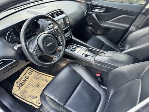 Used 2018 Jaguar F-PACE Premium image 14