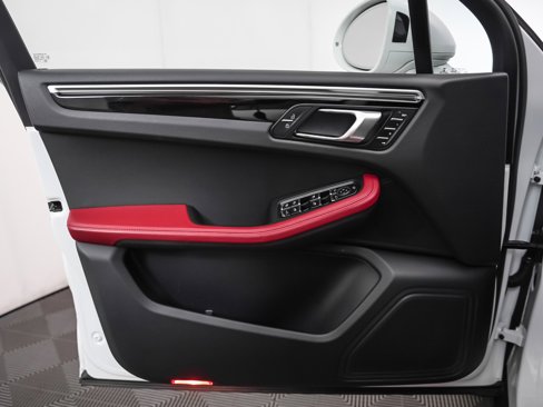 Certified 2023 Porsche Macan image 25