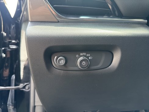 Used 2022 Chevrolet Traverse LT image 32