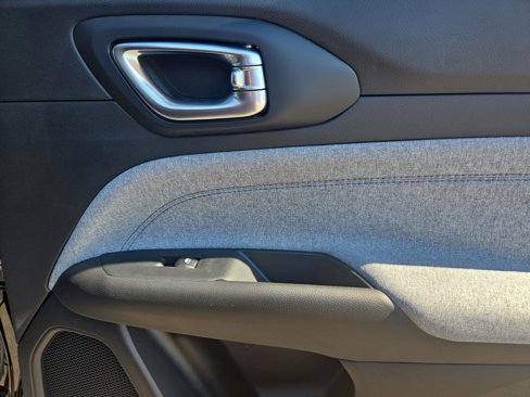 New 2025 Jeep Compass Latitude image 30