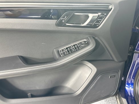 Certified 2025 Porsche Macan image 32
