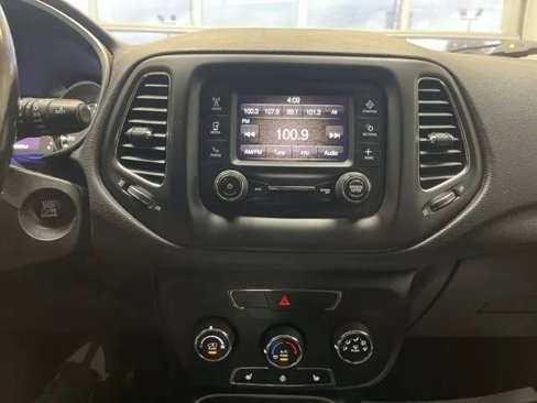Used 2018 Jeep Compass Latitude w/ Cold Weather Group image 18