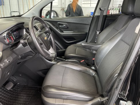 Used 2022 Chevrolet Trax LT w/ LT Convenience Package image 16