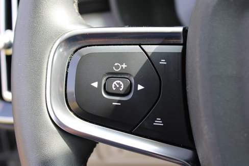 Used 2022 Volvo XC40 T5 Momentum image 20