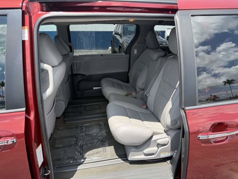 Used 2017 Toyota Sienna XLE image 14