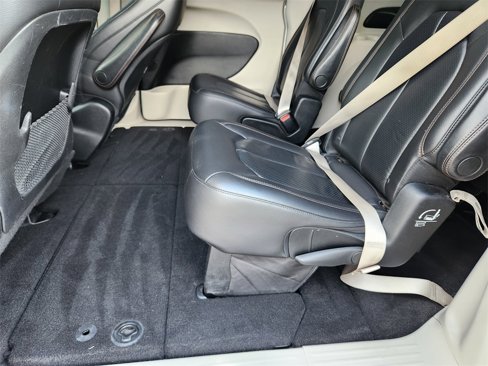 Used 2018 Chrysler Pacifica Touring-L image 10