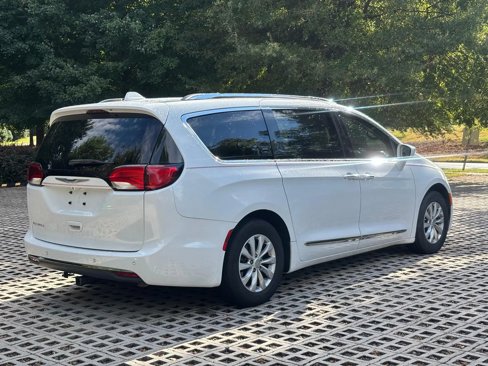 Used 2018 Chrysler Pacifica Touring-L image 5