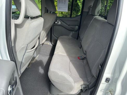Used 2018 Nissan Frontier SV image 15