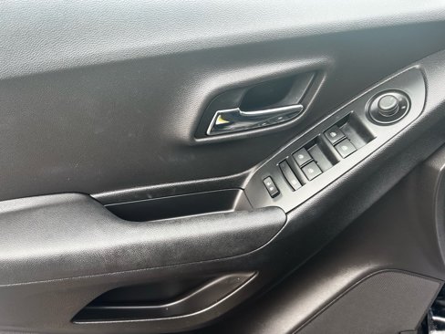 Used 2017 Chevrolet Trax LT w/ LT Convenience Package image 10