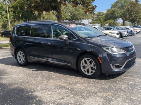 Used 2020 Chrysler Pacifica Limited image 2