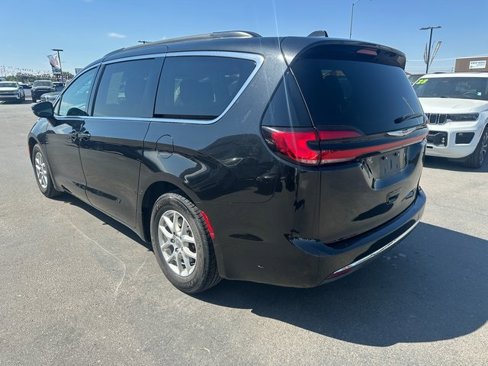 Used 2022 Chrysler Pacifica Touring-L image 6