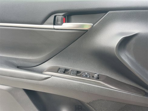 Used 2022 Toyota Camry SE image 5