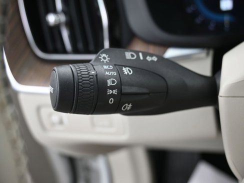 Certified 2022 Volvo XC60 B5 Momentum w/ Advanced Package image 16