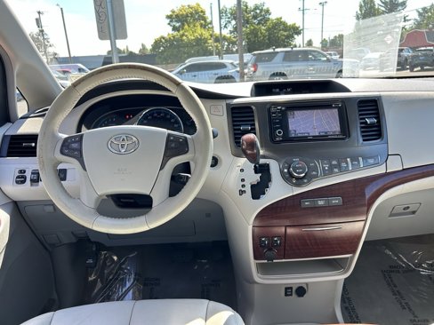 Used 2014 Toyota Sienna XLE image 26