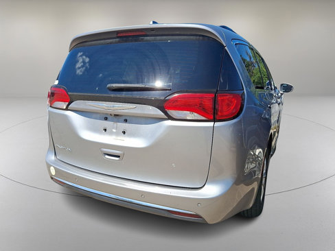 Used 2017 Chrysler Pacifica Touring-L image 8
