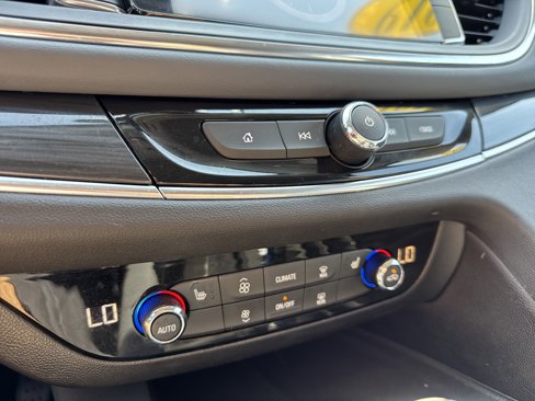 Used 2019 Buick Enclave Essence image 21