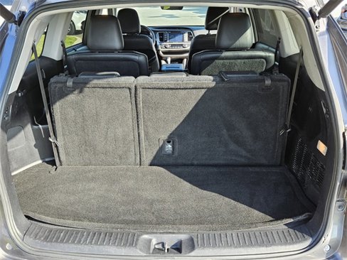 Used 2018 Toyota Highlander SE image 14