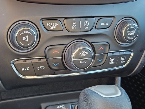 Used 2016 Jeep Cherokee Latitude w/ Comfort/Convenience Group image 24
