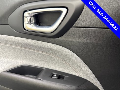 Used 2024 Jeep Compass Latitude image 18