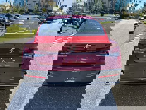 New 2025 Hyundai Elantra SE image 4
