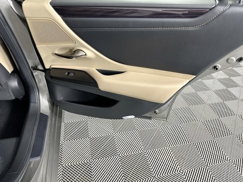 Used 2020 Lexus ES 300h w/ Premium Package image 30