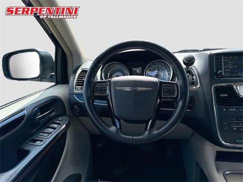 Used 2014 Chrysler Town & Country Touring-L image 23
