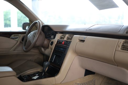 Used 2000 Mercedes-Benz E 320 Sedan image 15