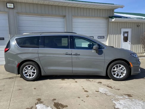 Used 2022 Chrysler Pacifica Touring-L image 7