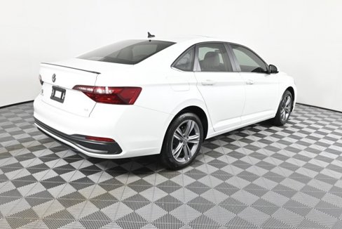 Used 2024 Volkswagen Jetta SE image 9