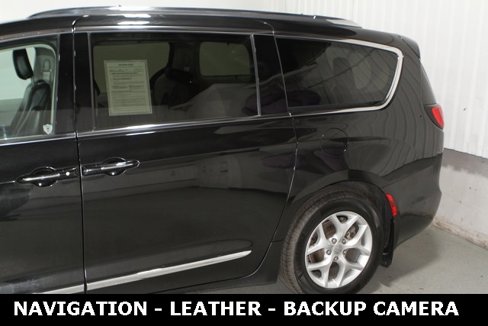 Used 2020 Chrysler Pacifica Touring-L Plus w/ Tire & Wheel Group image 10