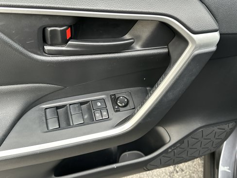 Used 2019 Toyota RAV4 LE image 8