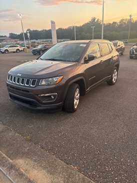 Used 2019 Jeep Compass Latitude image 1