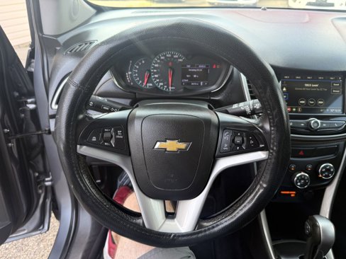 Used 2019 Chevrolet Trax LT w/ LT Convenience Package image 9
