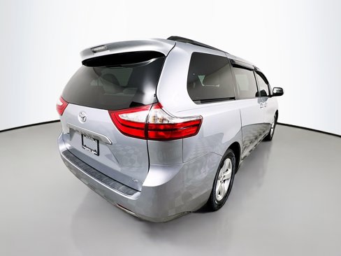 Used 2015 Toyota Sienna LE image 4