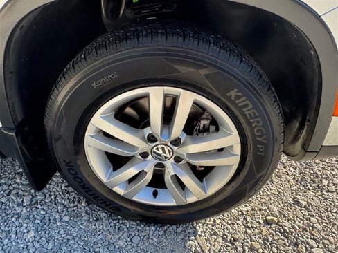 Used 2013 Volkswagen Tiguan S image 22