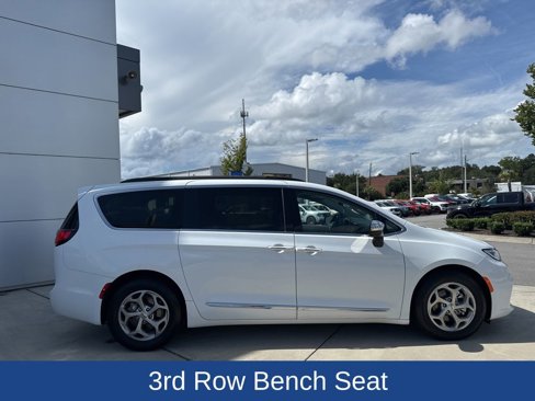 Used 2023 Chrysler Pacifica Limited image 3