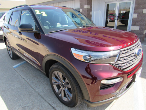 Used 2022 Ford Explorer XLT w/ Equipment Group 202A image 3