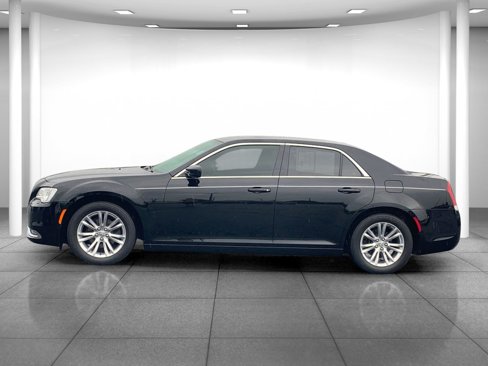 Used 2018 Chrysler 300 Touring L image 4