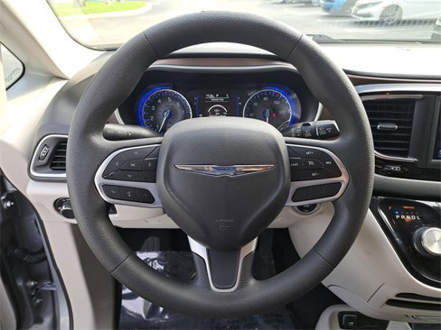 Used 2020 Chrysler Voyager L image 25