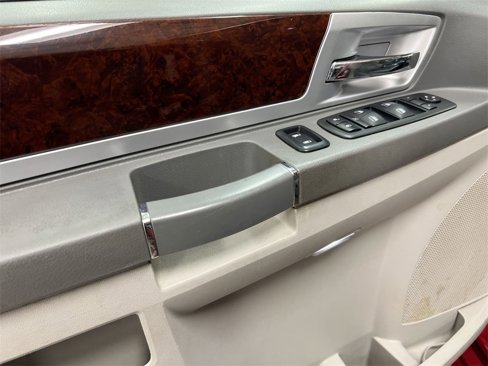 Used 2010 Chrysler Town & Country Touring image 20