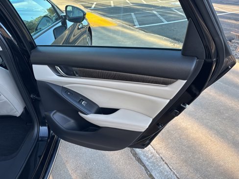 Used 2018 Honda Accord Touring image 9