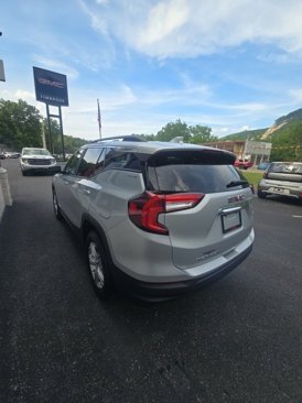 Used 2022 GMC Terrain SLE w/ Driver Convenience Package image 4
