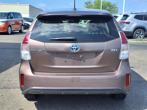 Used 2017 Toyota Prius V Five image 5