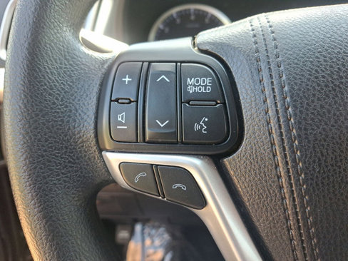 Used 2017 Toyota Highlander LE image 18