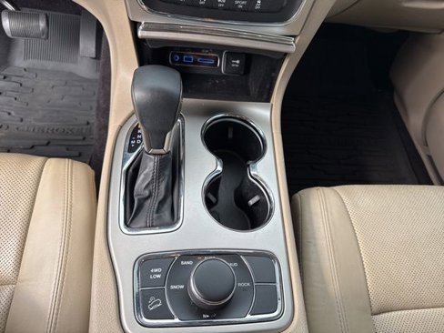 Used 2017 Jeep Grand Cherokee Limited w/ Luxury Group II image 39
