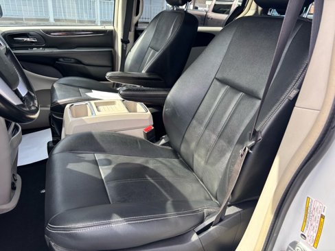 Used 2016 Chrysler Town & Country Touring image 12