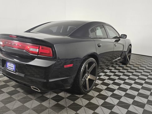 Used 2013 Dodge Charger SE image 4